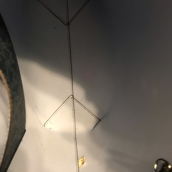 Michael Kors Tote bag w/ Matching Wallet! - Picture 5 of 8